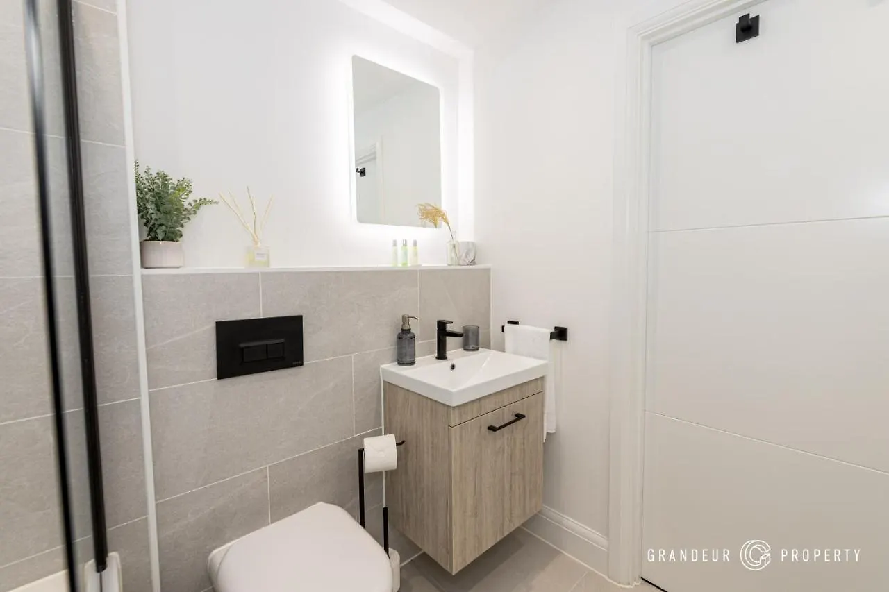 Aurora Heights By Grandeur Property Poole Apartment