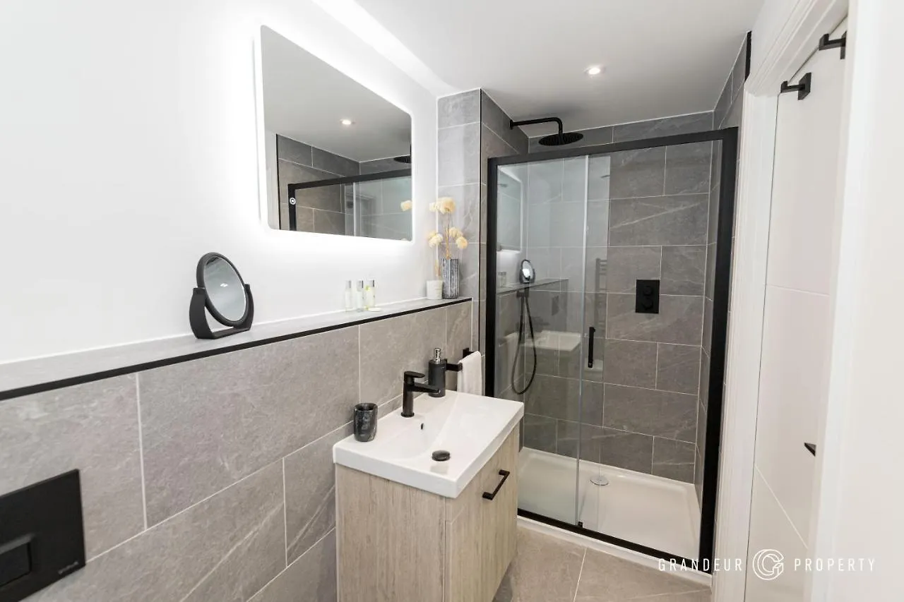 Aurora Heights By Grandeur Property Poole Apartment